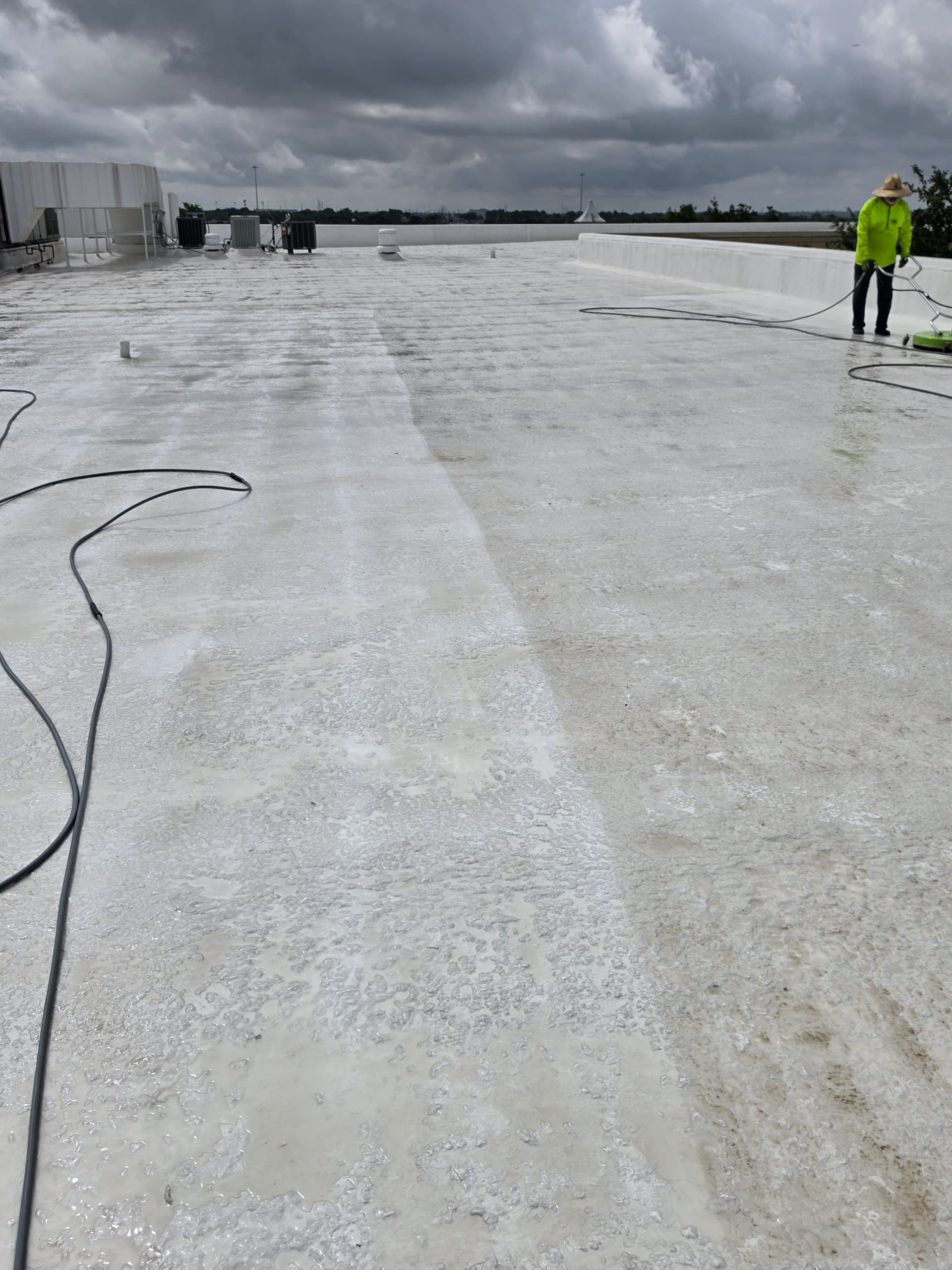 Gallery photos for Large-Scale Commercial Flat Roof Cleaning Done Right: Image #3