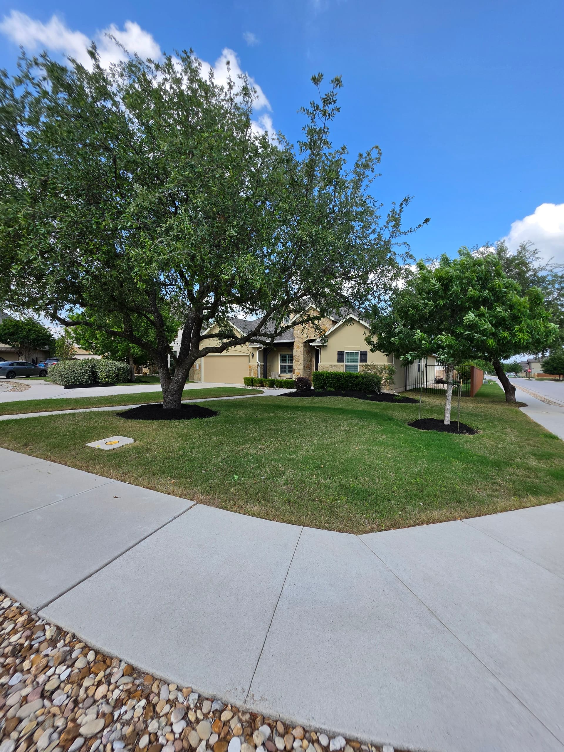 Gallery photos for Fresh Mulch Install That Gets a Home Market-Ready Fast: Image #5